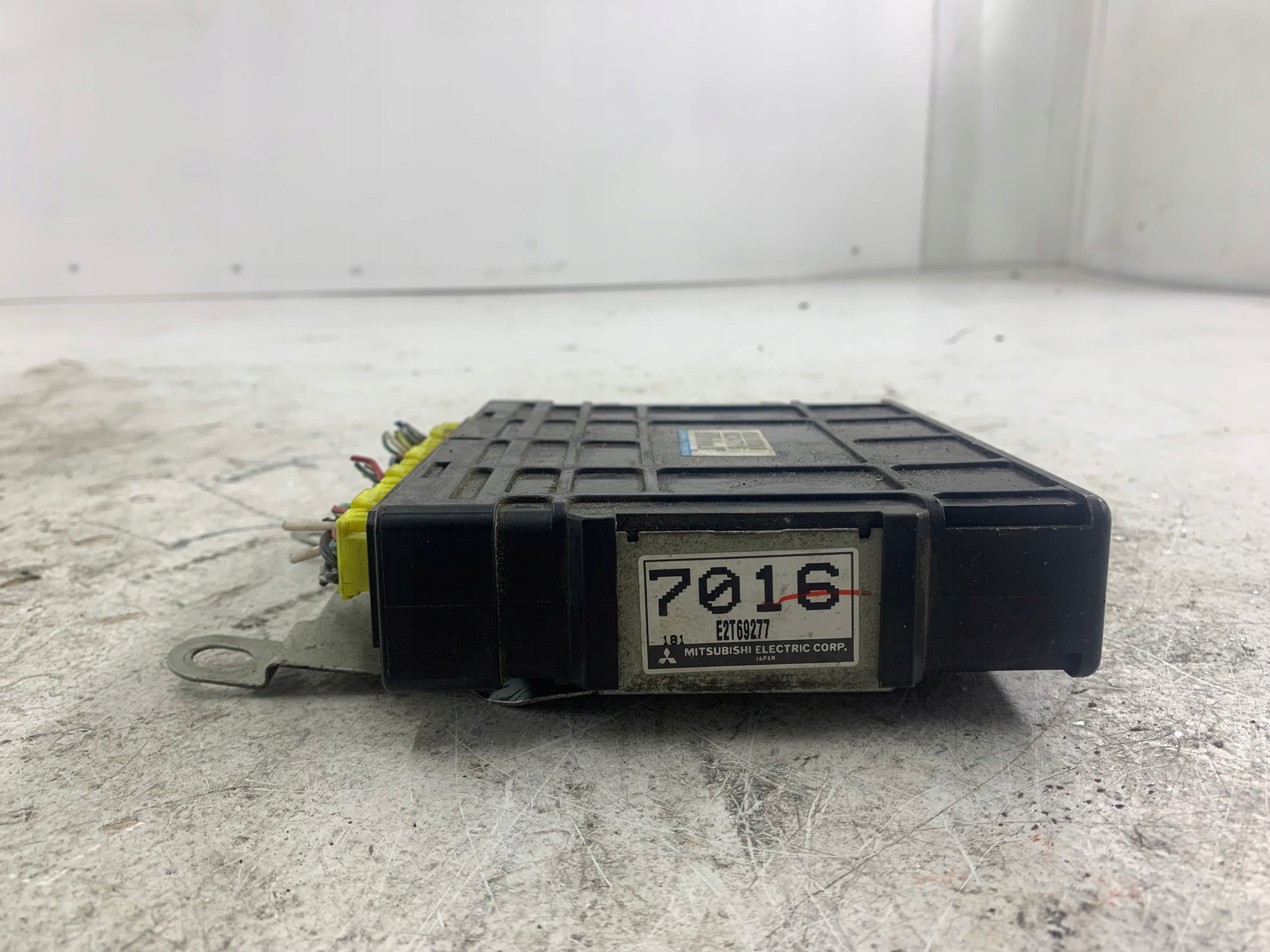 MITSUBISHI COLT V 1.3 control unit of the engine MD347016