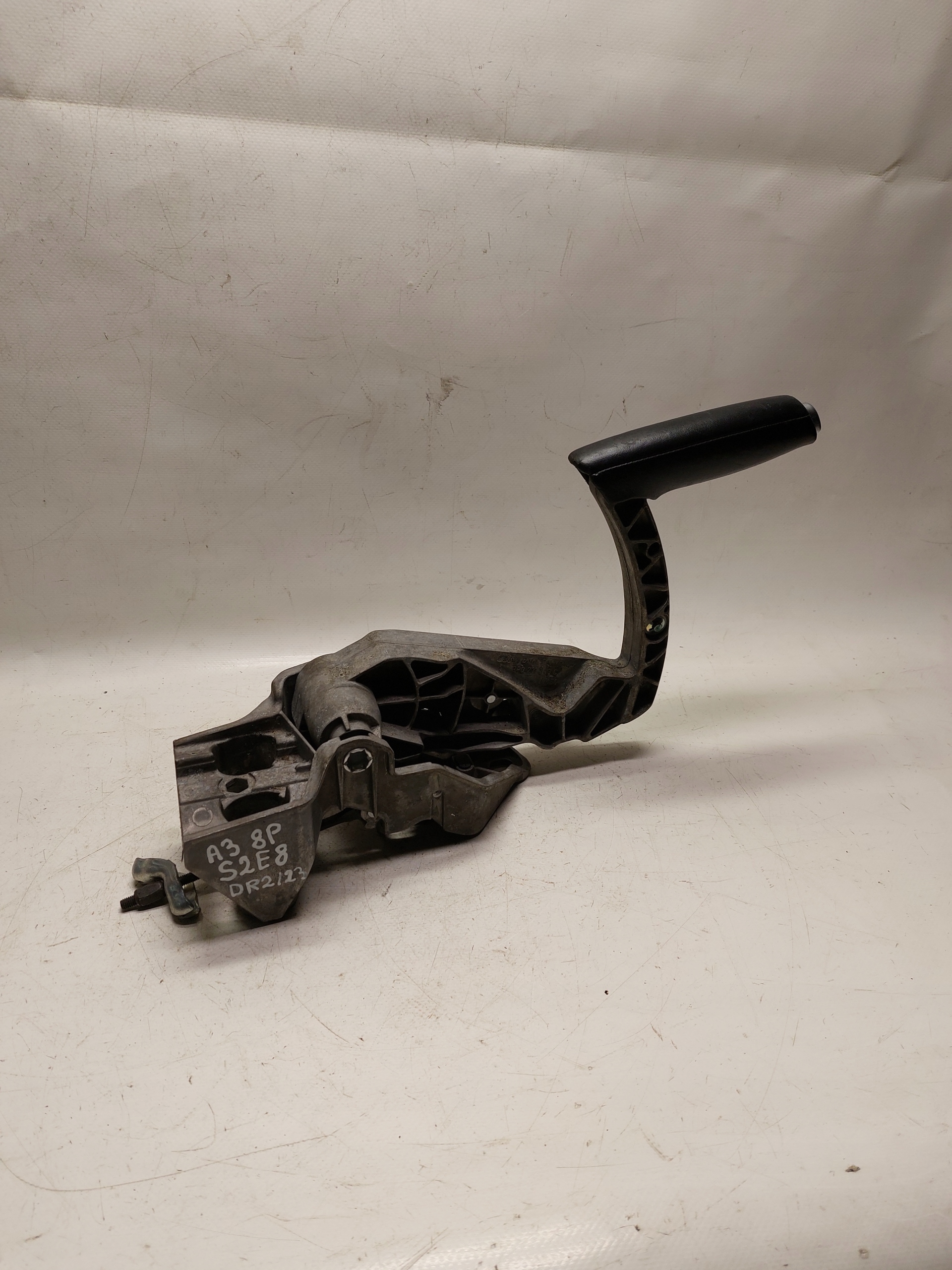 DŹWIGNIA HAMULCA RĘCZNEGO AUDI A3 8P