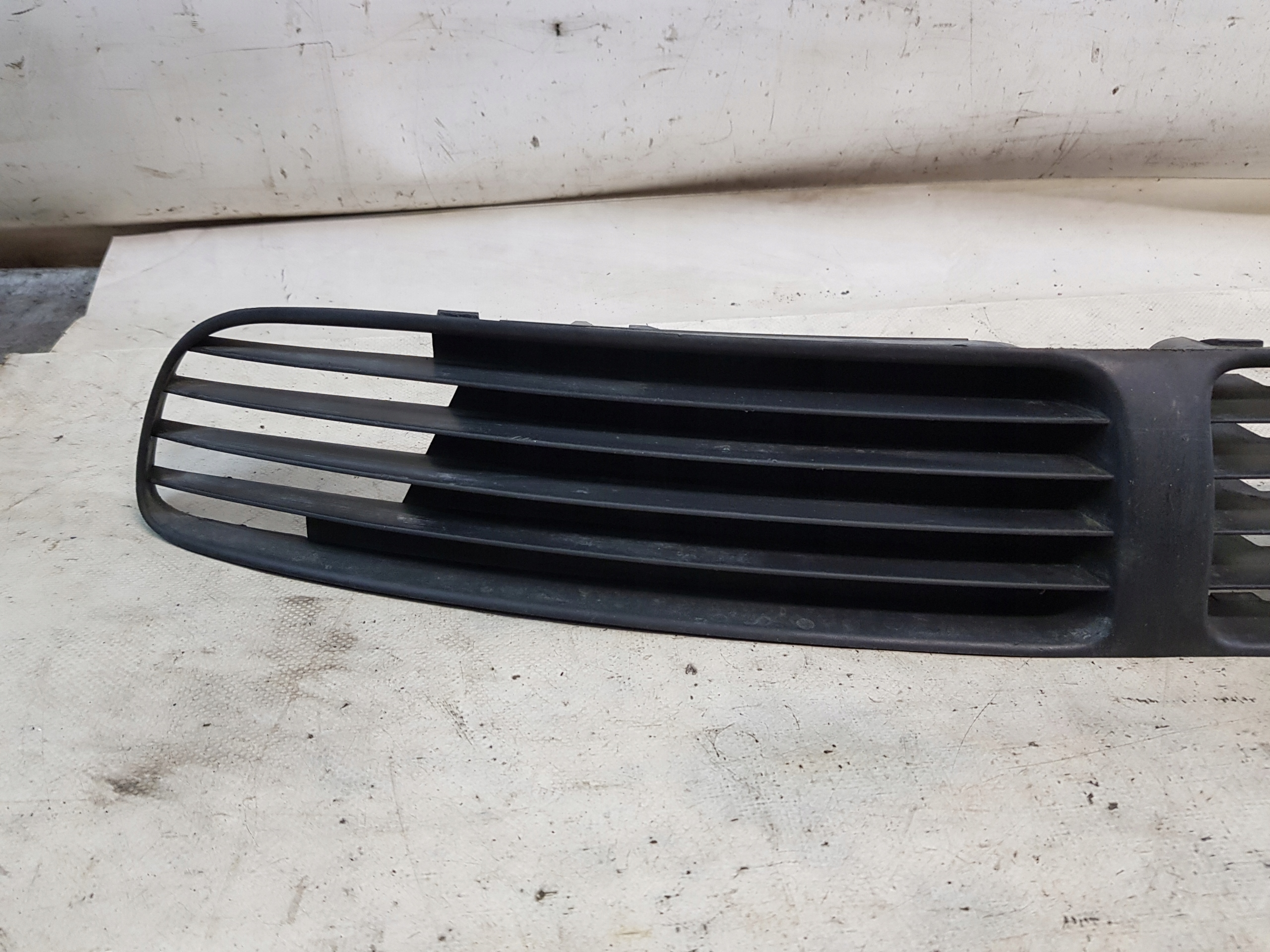 grid of a bumper right front VW PASSAT B5 PRZEDLIFT