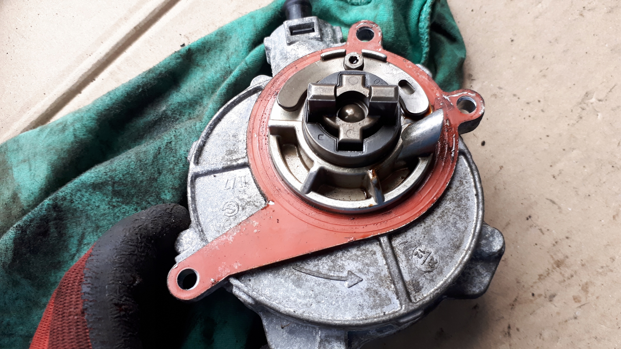 Audi OE 06E145100R насос вакум