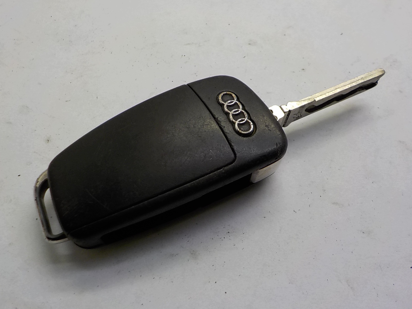 AUDI A4 B7 key 8E0837220K AUQ 433 MHZ