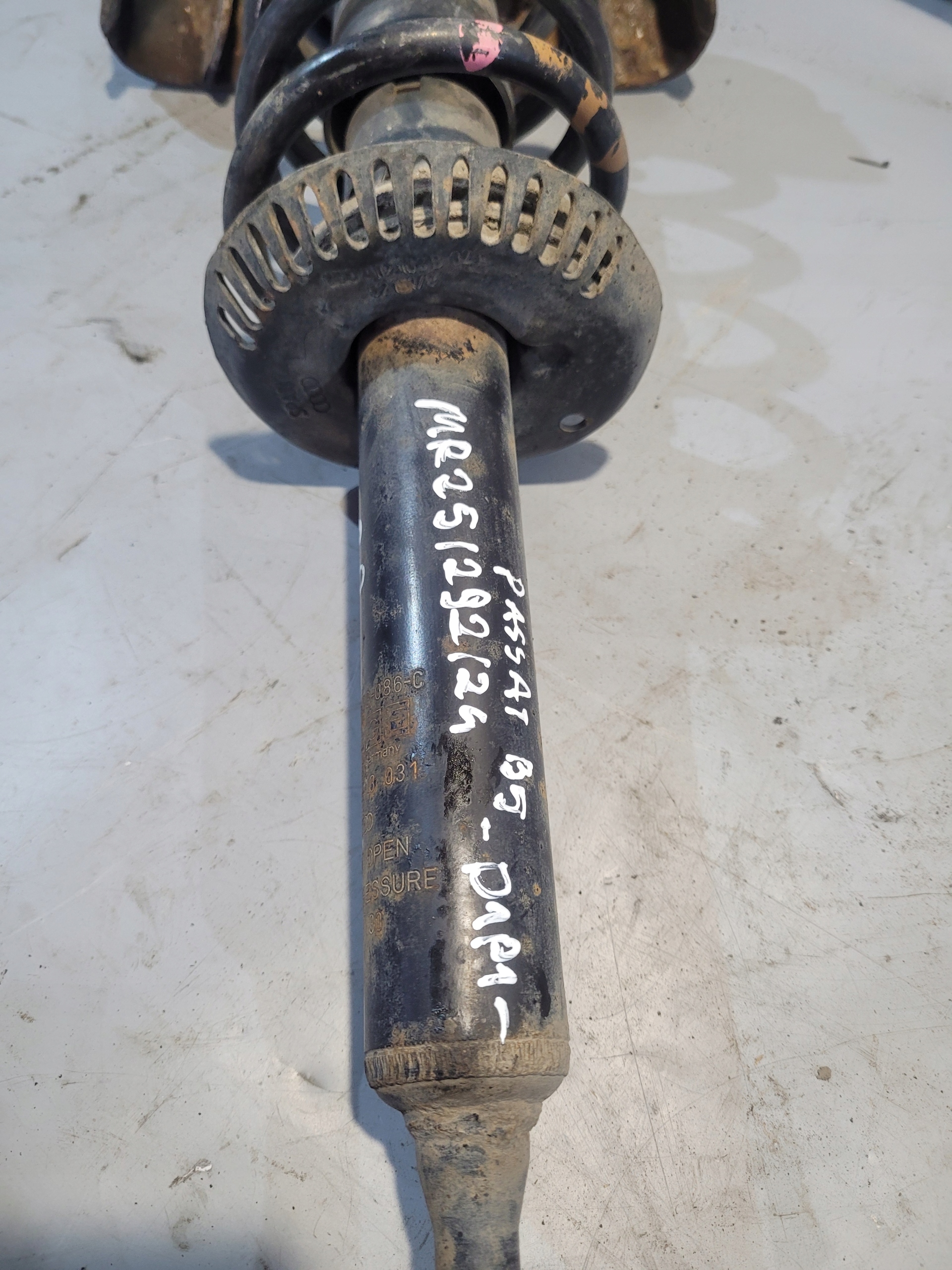 shock absorber McPherson right front + holder VOLKSWAGEN PASSAT B5 97r.