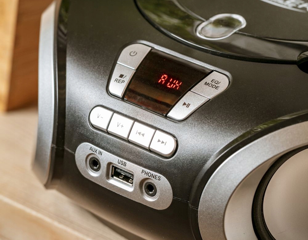 RADIOODTWARZACZ BOOMBOX FM CD/MP3 USB AUX WIEŻA Kolor czarny