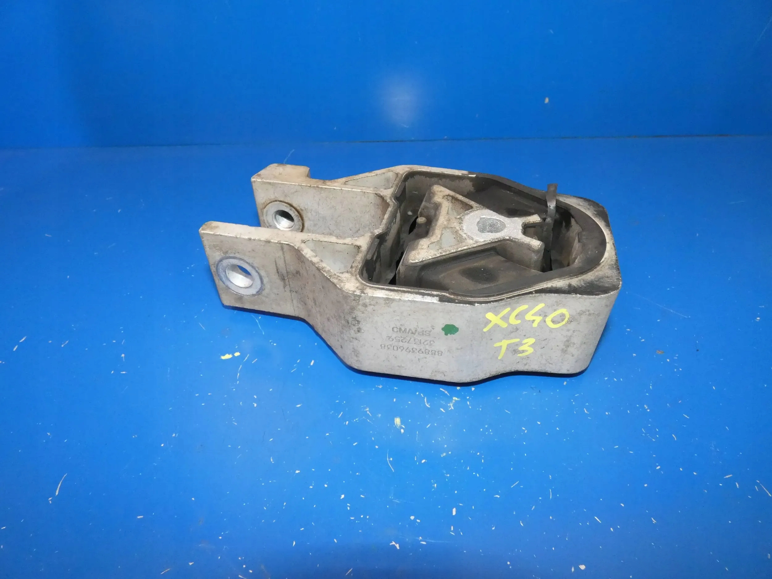 VOLVO XC40 1.5 T3 TURBO engine mount holder console