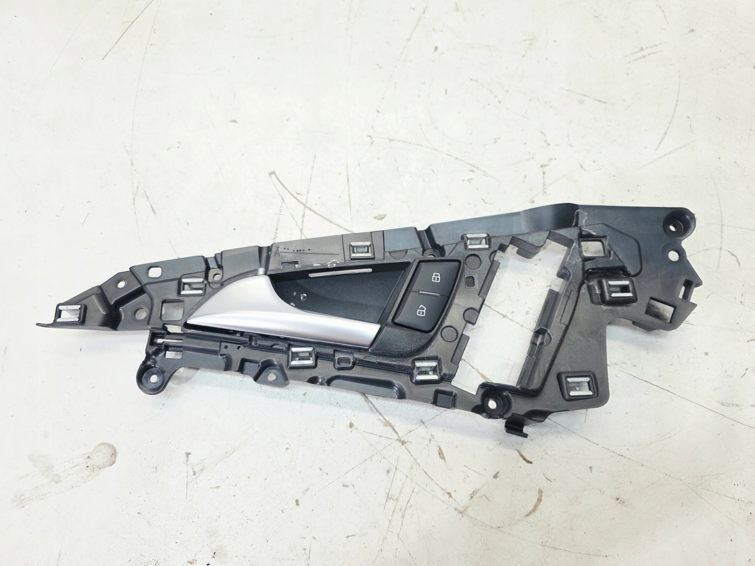poignée interne AMBIENE gauche avant AUDI A6 C7 4G0837019A