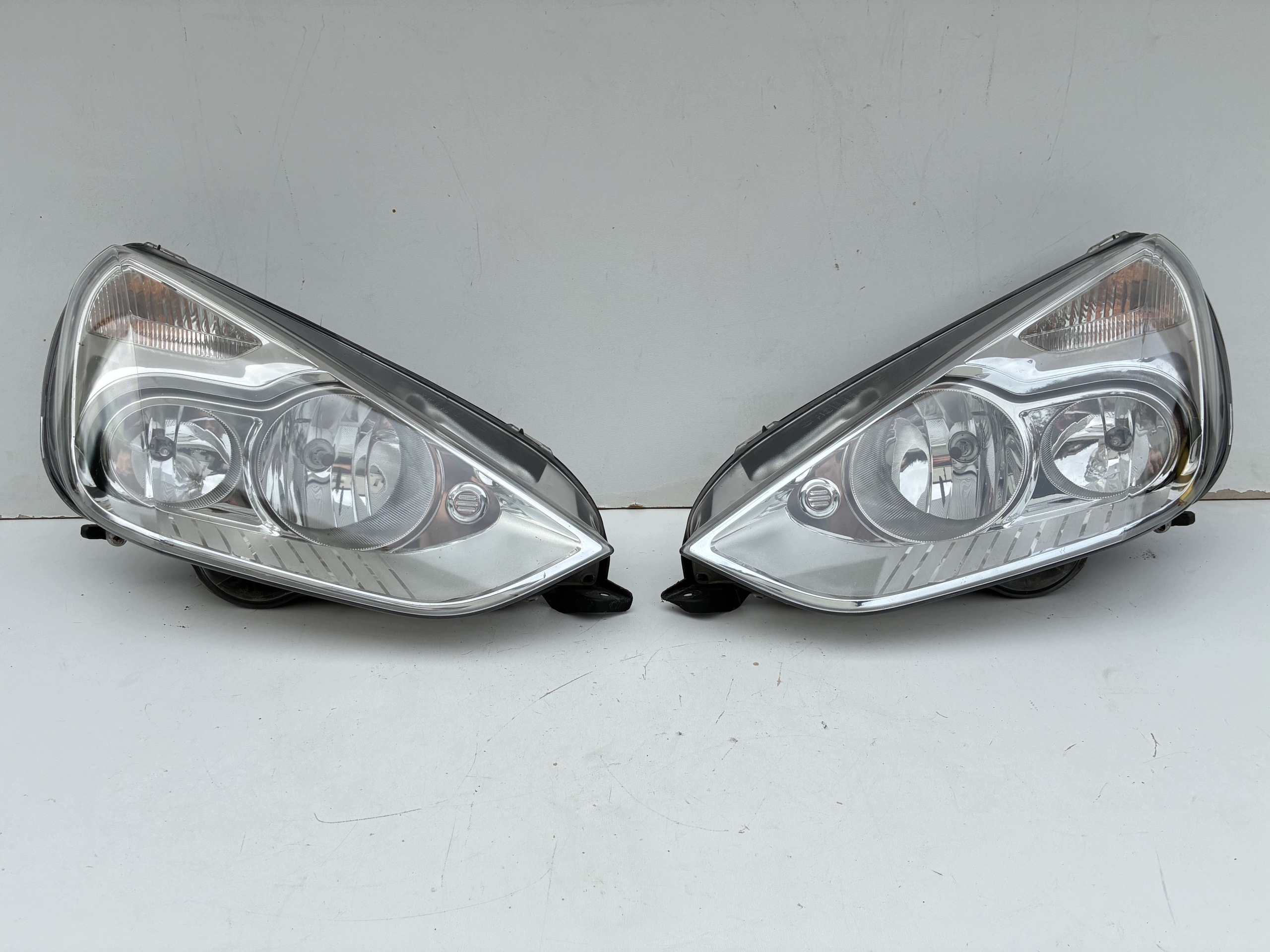 Reflektor light front front right left Ford S-Max Mk1 06-15r. ==OEM== Eu