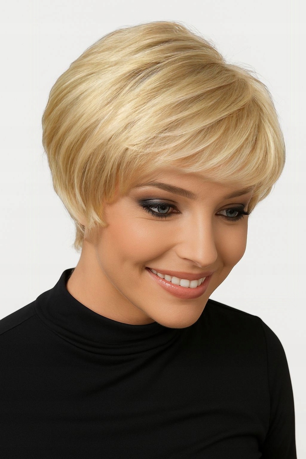 Krátká blond paruka s ofinou Nessaja wigs shop