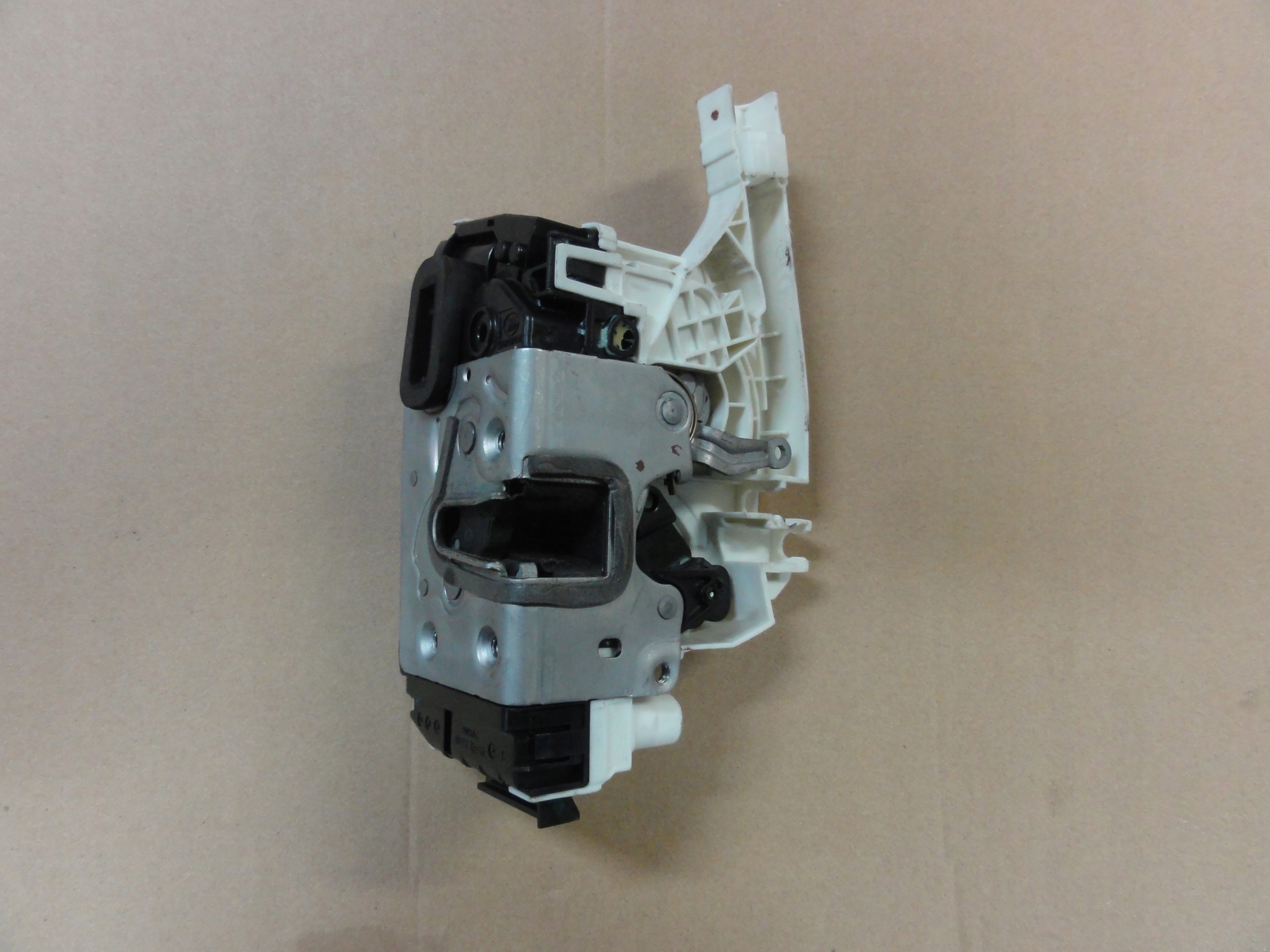 ZAMEK DRZWI BOCZNYCH BOK PRAWY MERCEDES SPRINTER A 9067304335