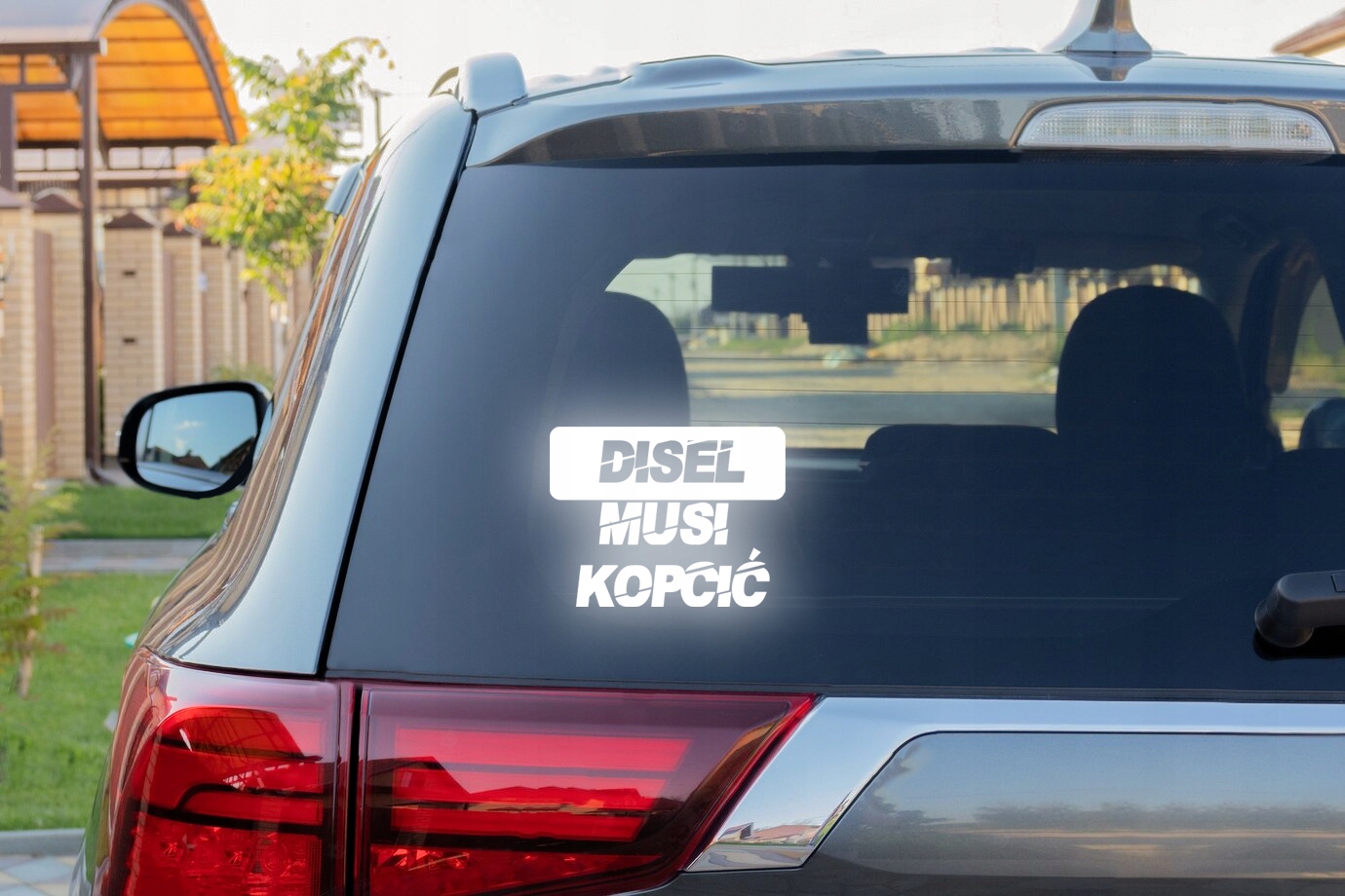 DIESEL MUSI KOPCIĆ - Naklejka na samochód na auto - ODBLASKOWA Producent Inny