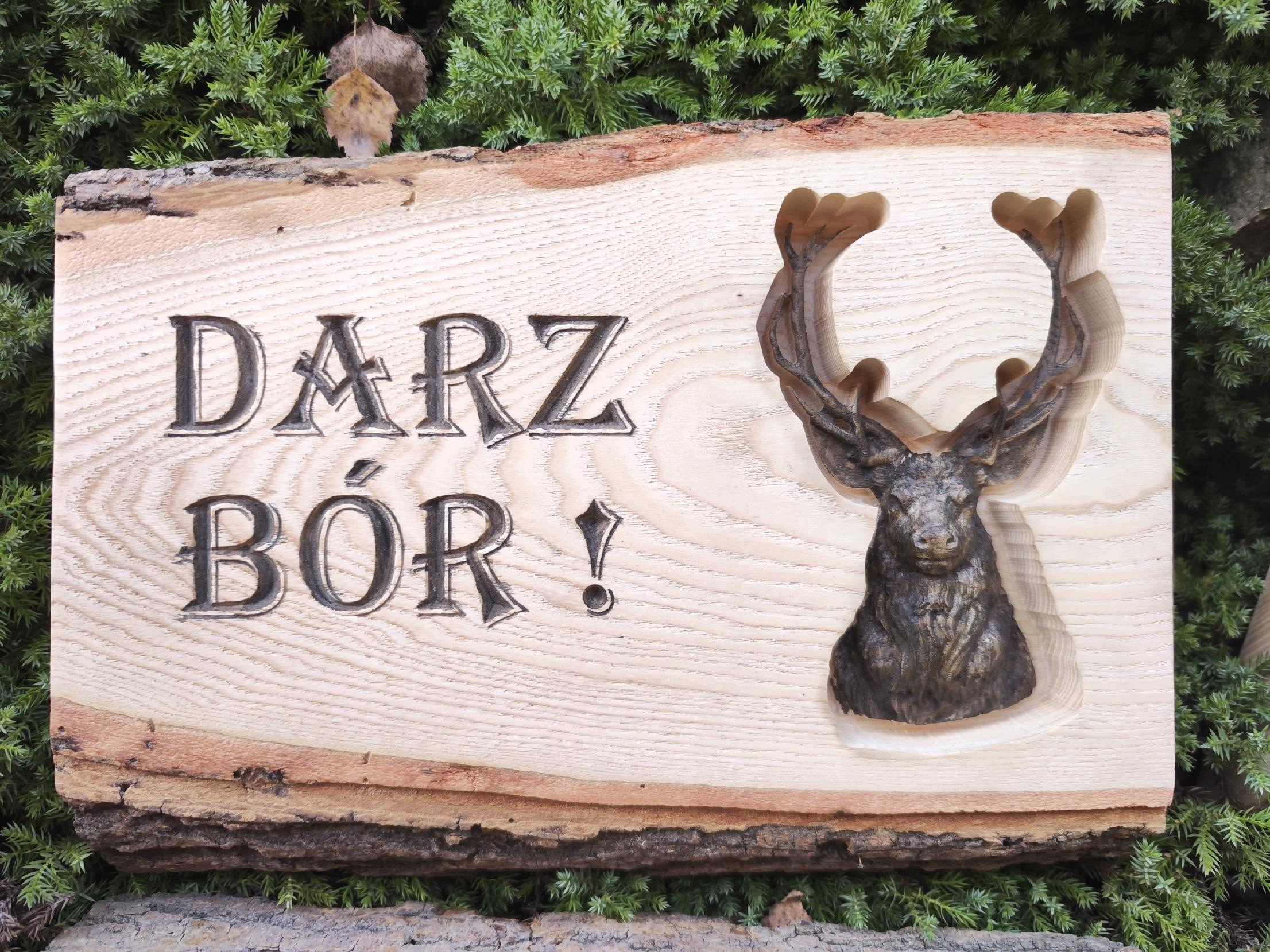 Dárek pro lovce jelenů ve dřevě daruj bór pro štěstí
