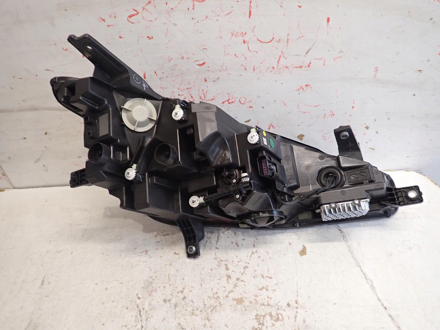 light front left MG4 2022- MG 4