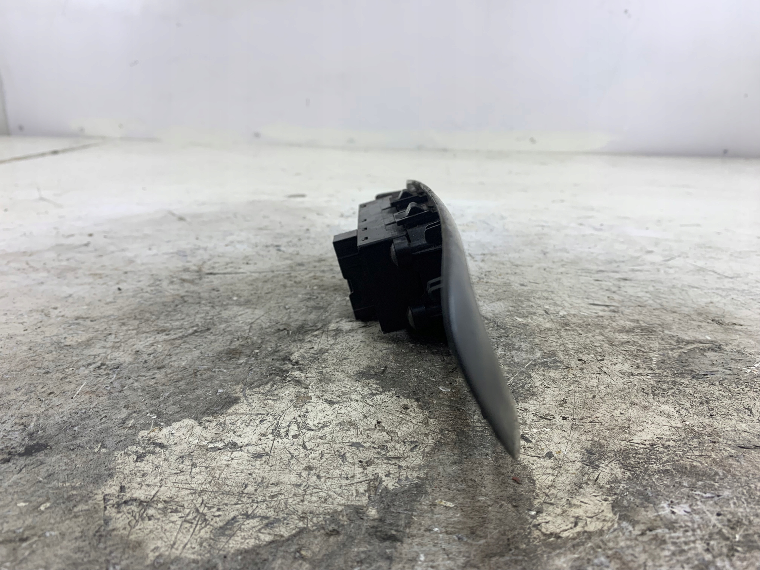 NISSAN PRIMERA P12 PANEL okna levý předek 25401AV640