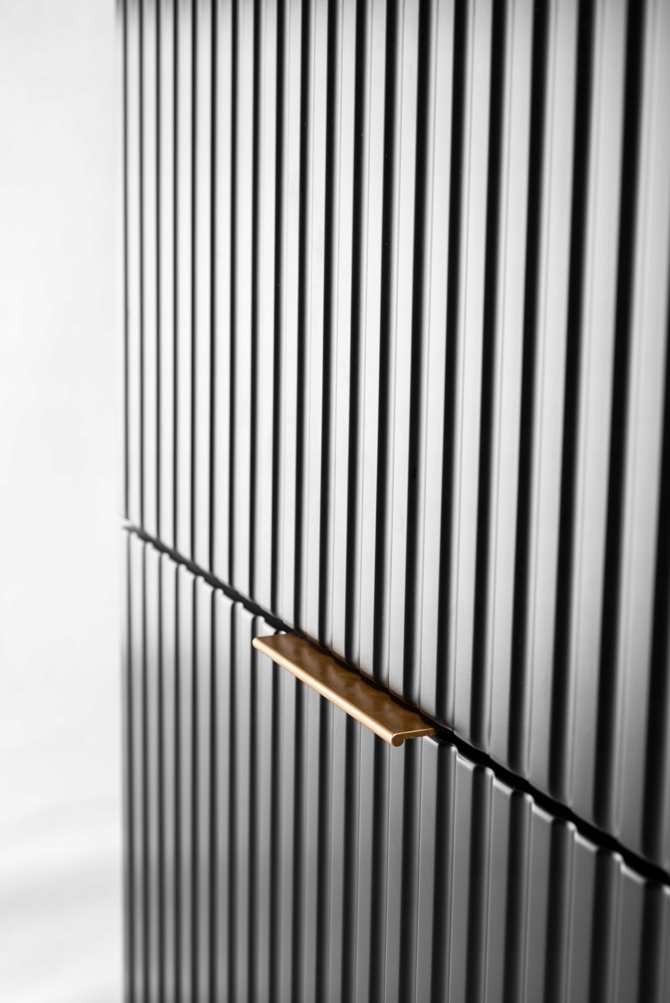 Czarna Szafka Łazienkowa pod Umywalkę 120 cm Modne RYFLOWANE fronty MFD Wysokość mebla 57 cm