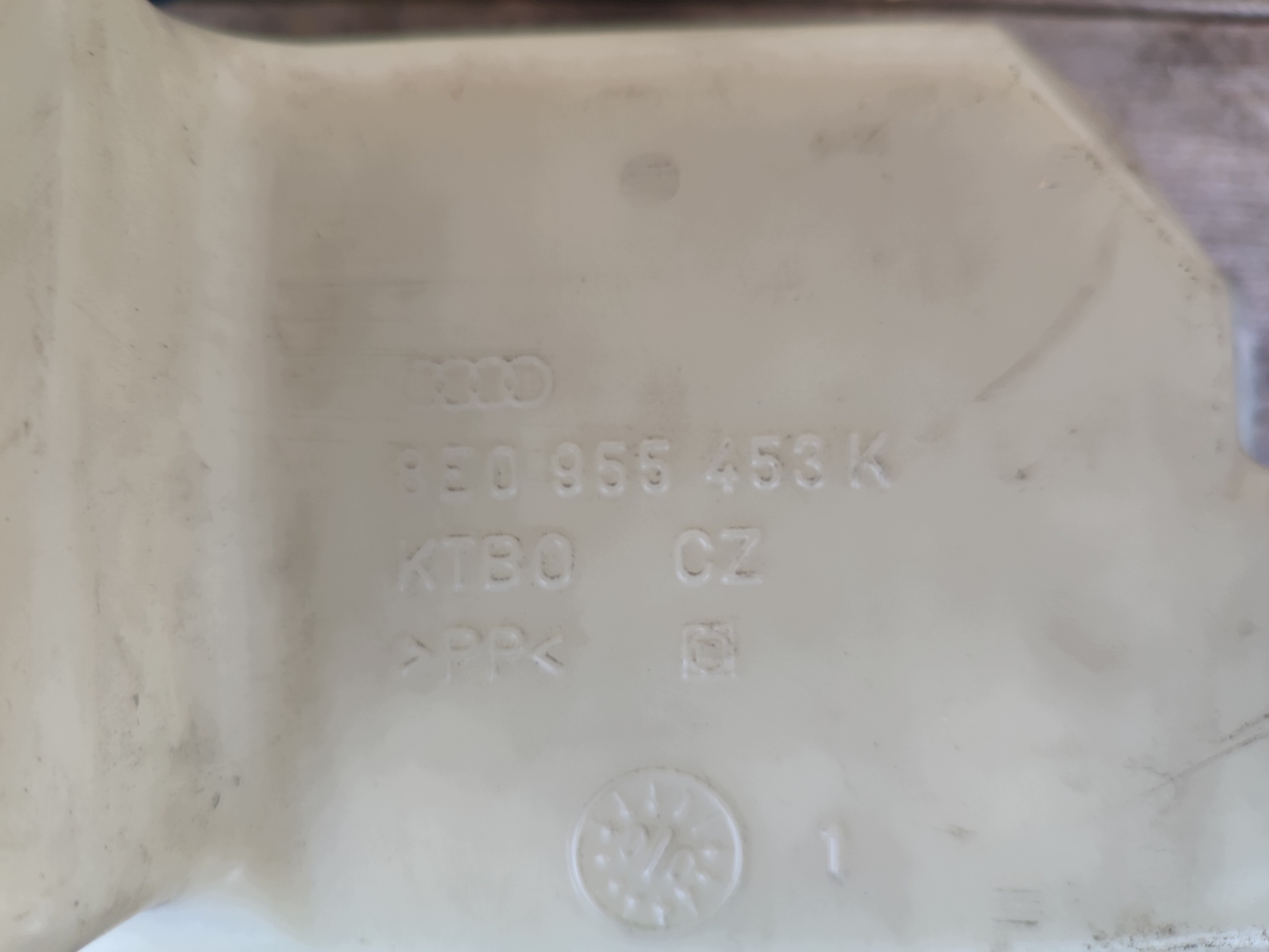 AUDI A4 Behälter der Spritzdüse 8E0955453K