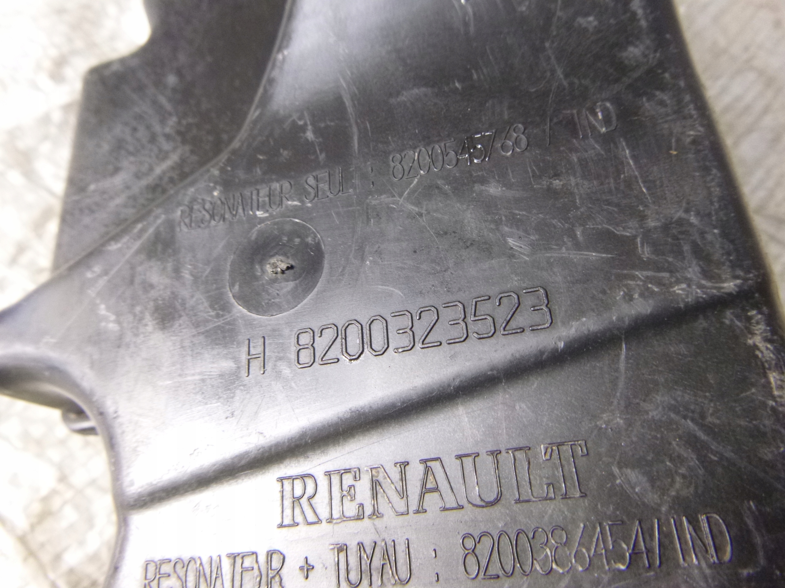 REZONATOR POWIETRZA RENAULT CLIO III 8200323523 Producent części Renault OE