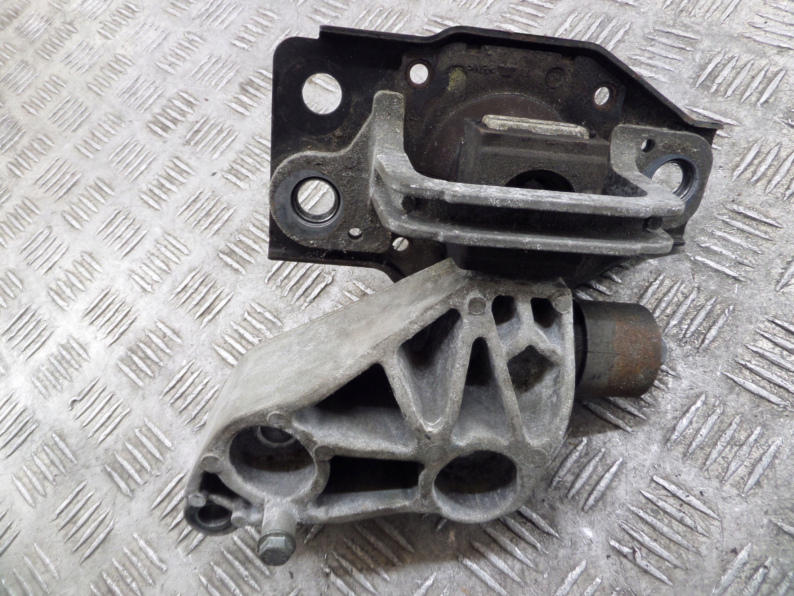 engine mount Nissan OE F6036100