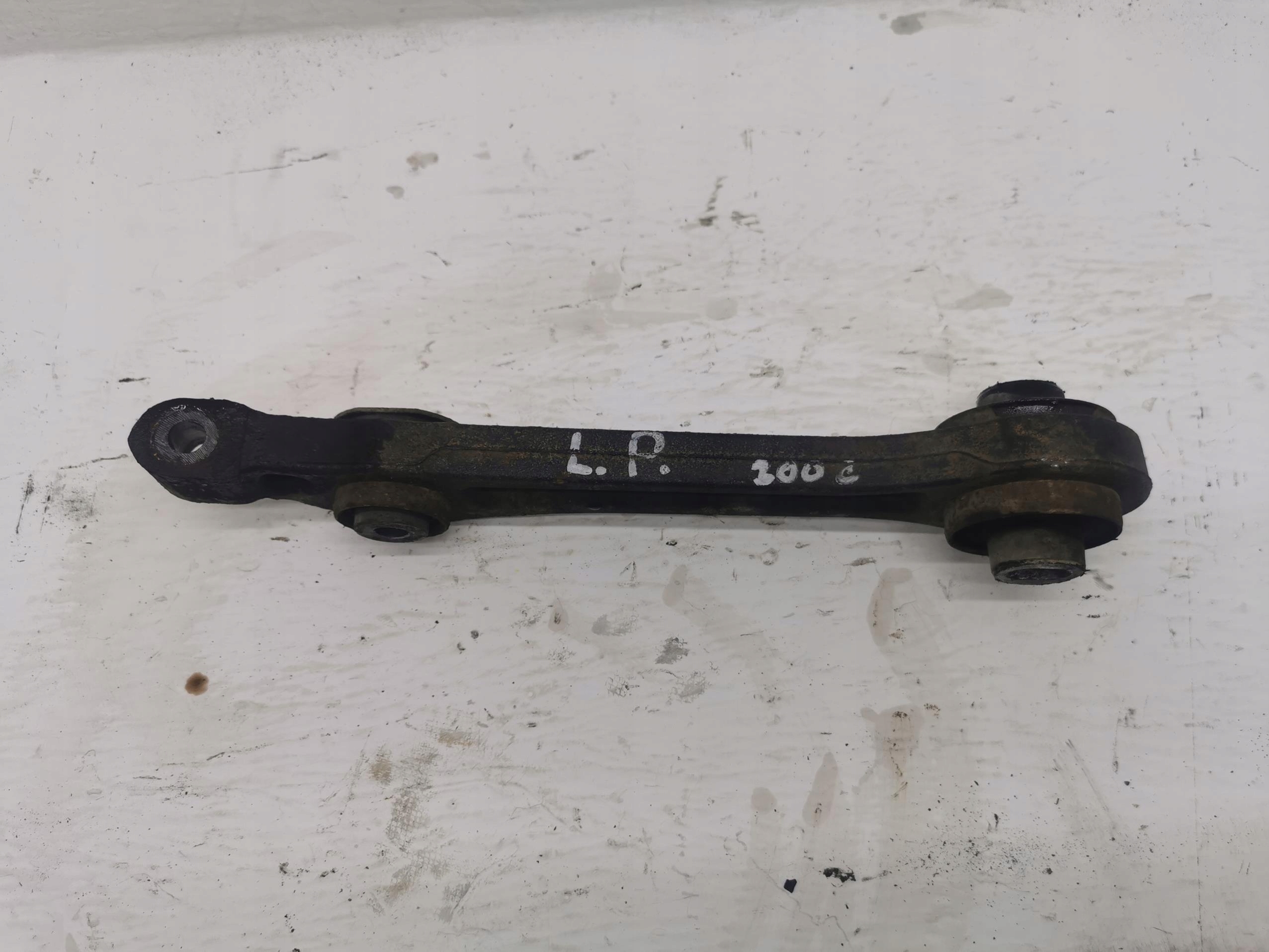 arm left front CHRYSLER 300C 3.0 CRD V6 218KM