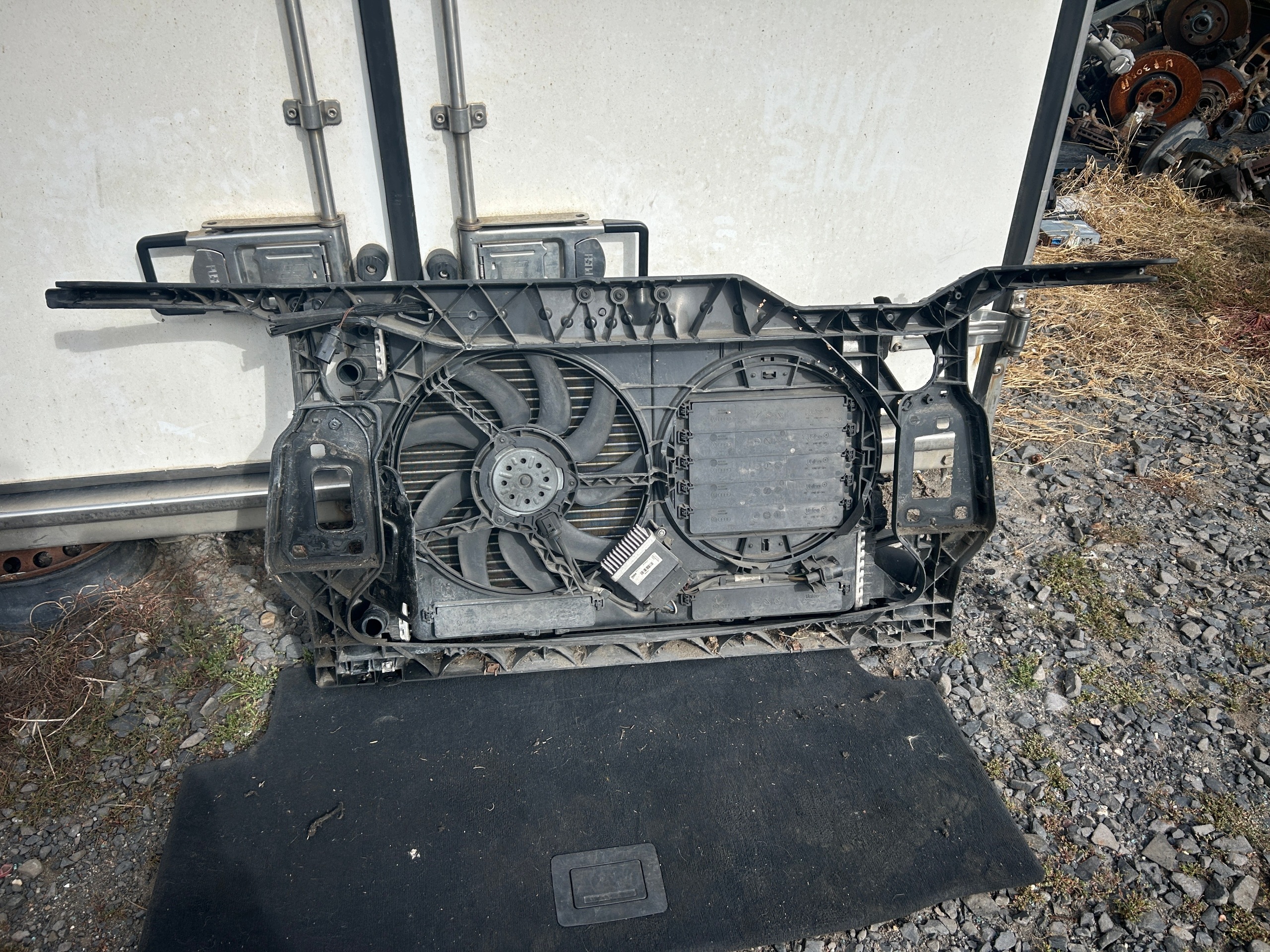 AUDI A4 B8 2,0 TDI CAG support panel for radiators radiator