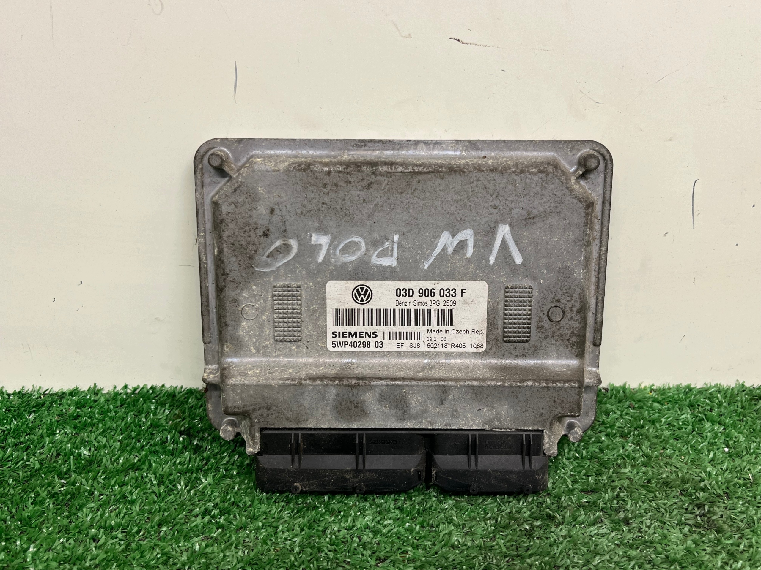 computer of the engine control unit VOLKSWAGEN POLO 4 03D906033F 1.2 B