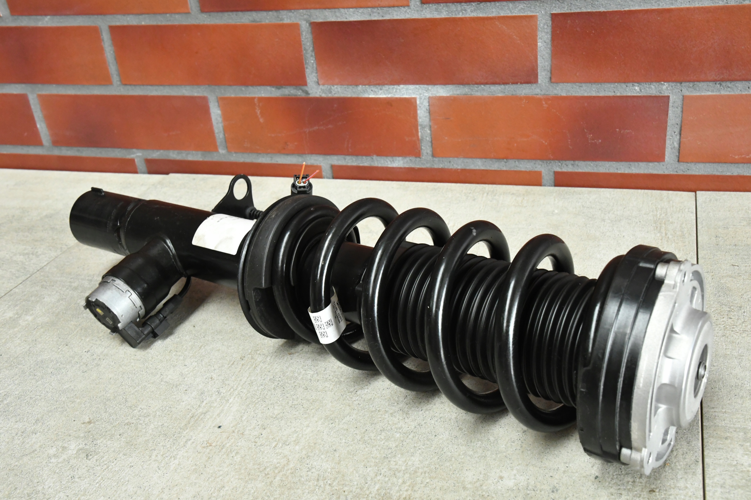 shock absorber left front front BMW 5 G60 5A16165 530eX 550eX 3733km