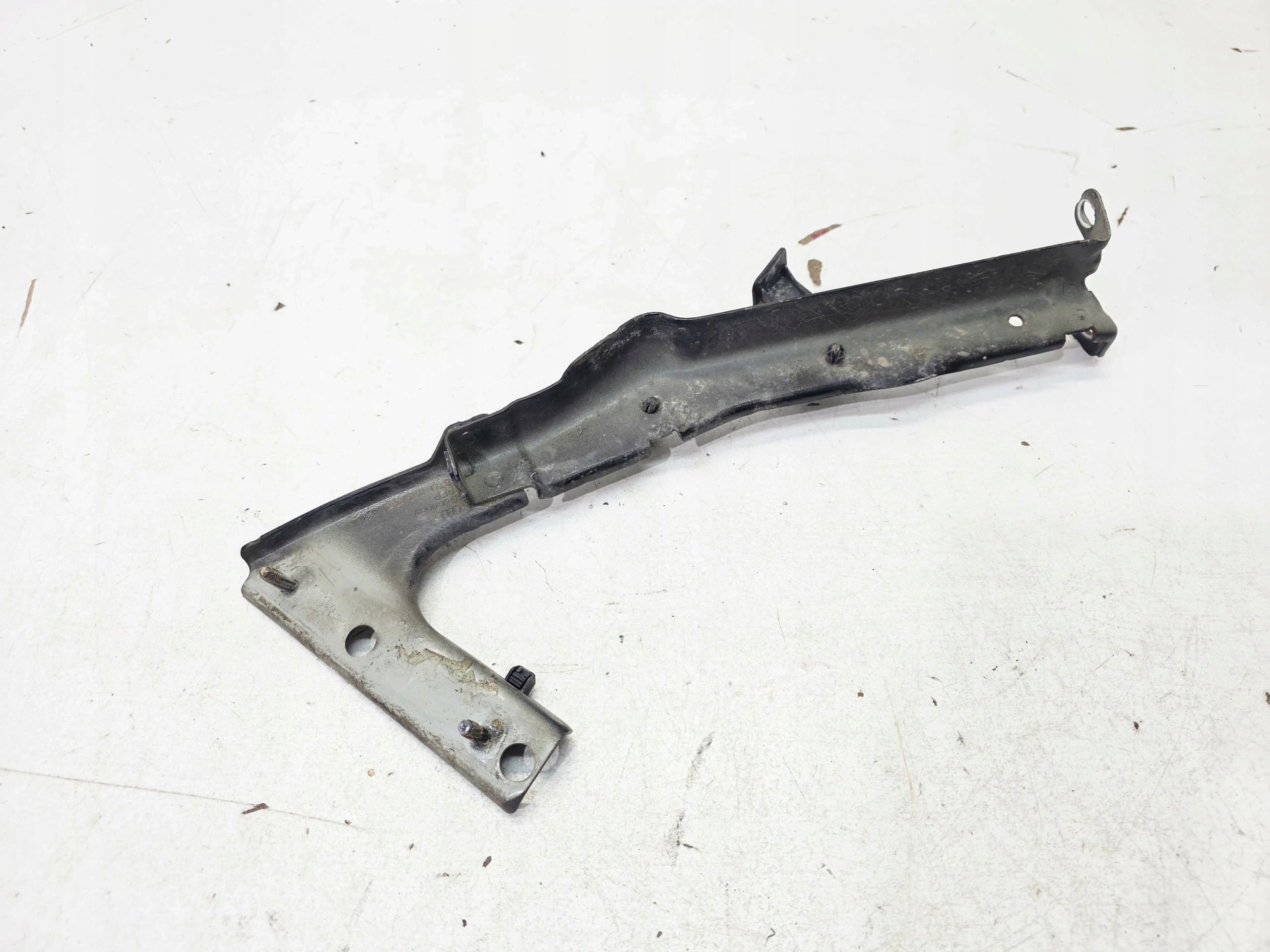 Console Support plaque Aile Gauche Avant AUDI A5 8T 8T0821135