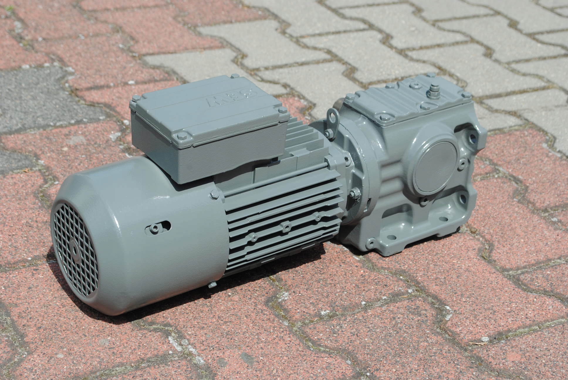 Motoreduktor kątowy 0.55kw. 36obr./min. z hamulcem . Firmy SEW Kod producenta 10004730092.0008.21