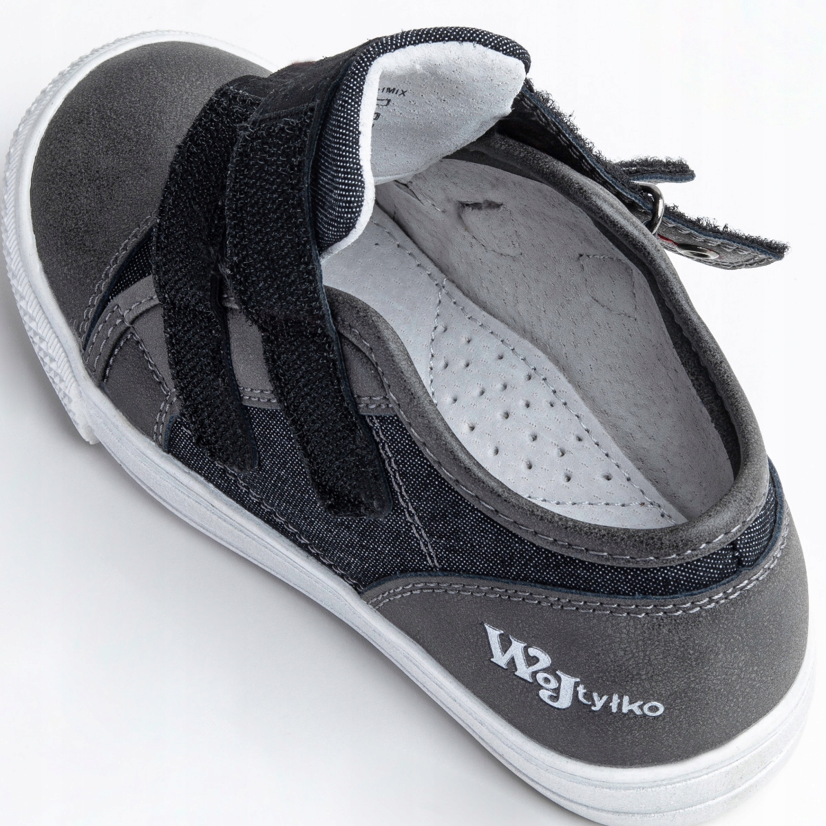 WOJTYŁKO PÓŁBUTY BUTY SPORTOWE ŚRODEK SKÓRA NA RZEP R. 33 Rodzaj zapięcia Rzepy