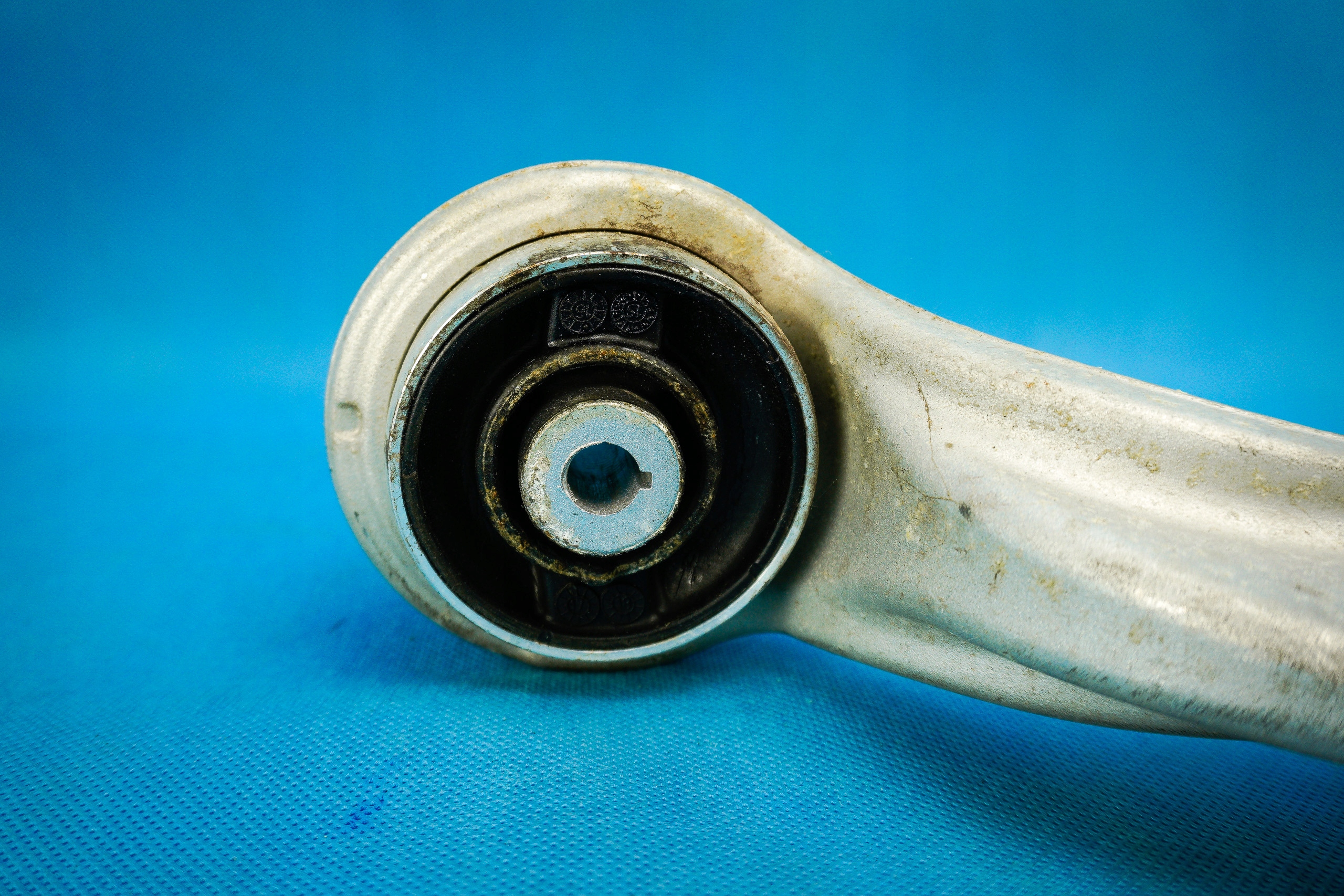 arm front right Audi A8 S8 4H 4H0407694F