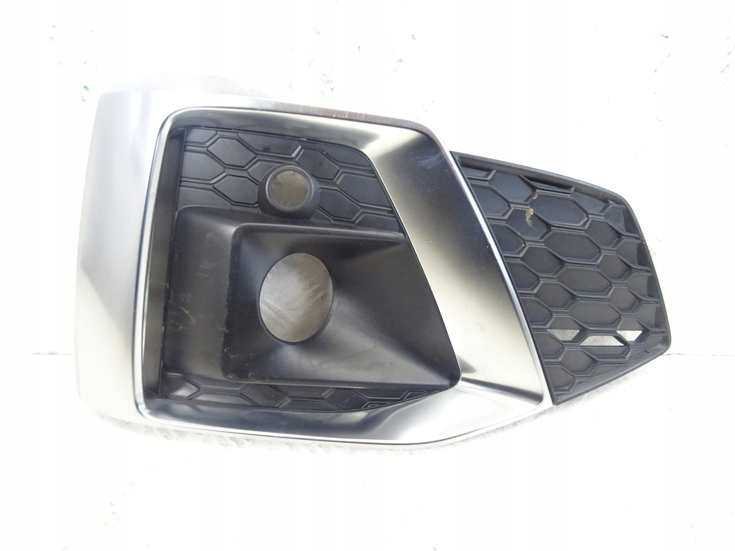 grid of a bumper front front right AUDI A5 II LIFT S-LINE 8W6807682T