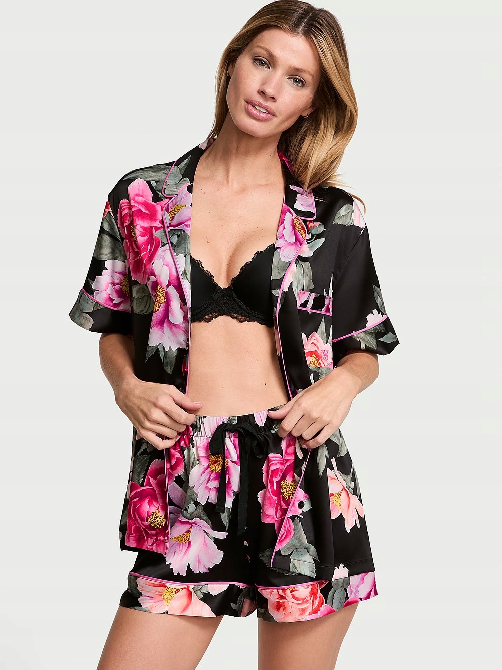 Krátké saténové pyžamo Victoria's Secret černé s květinami Xs (s)