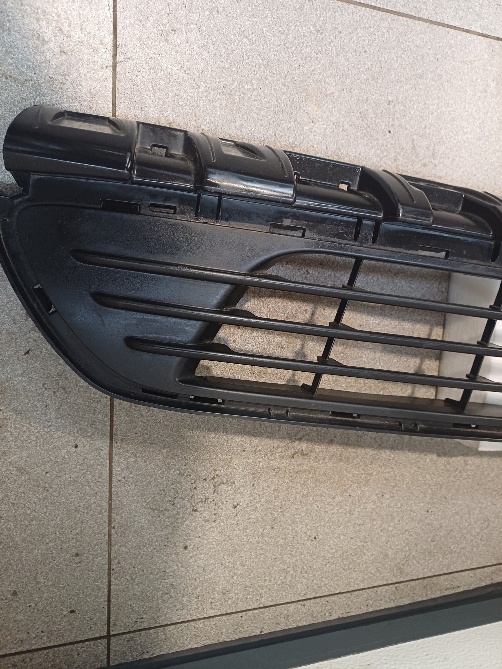 grid of a bumper front front RENAULT TRAFIC 3 III 622543504R