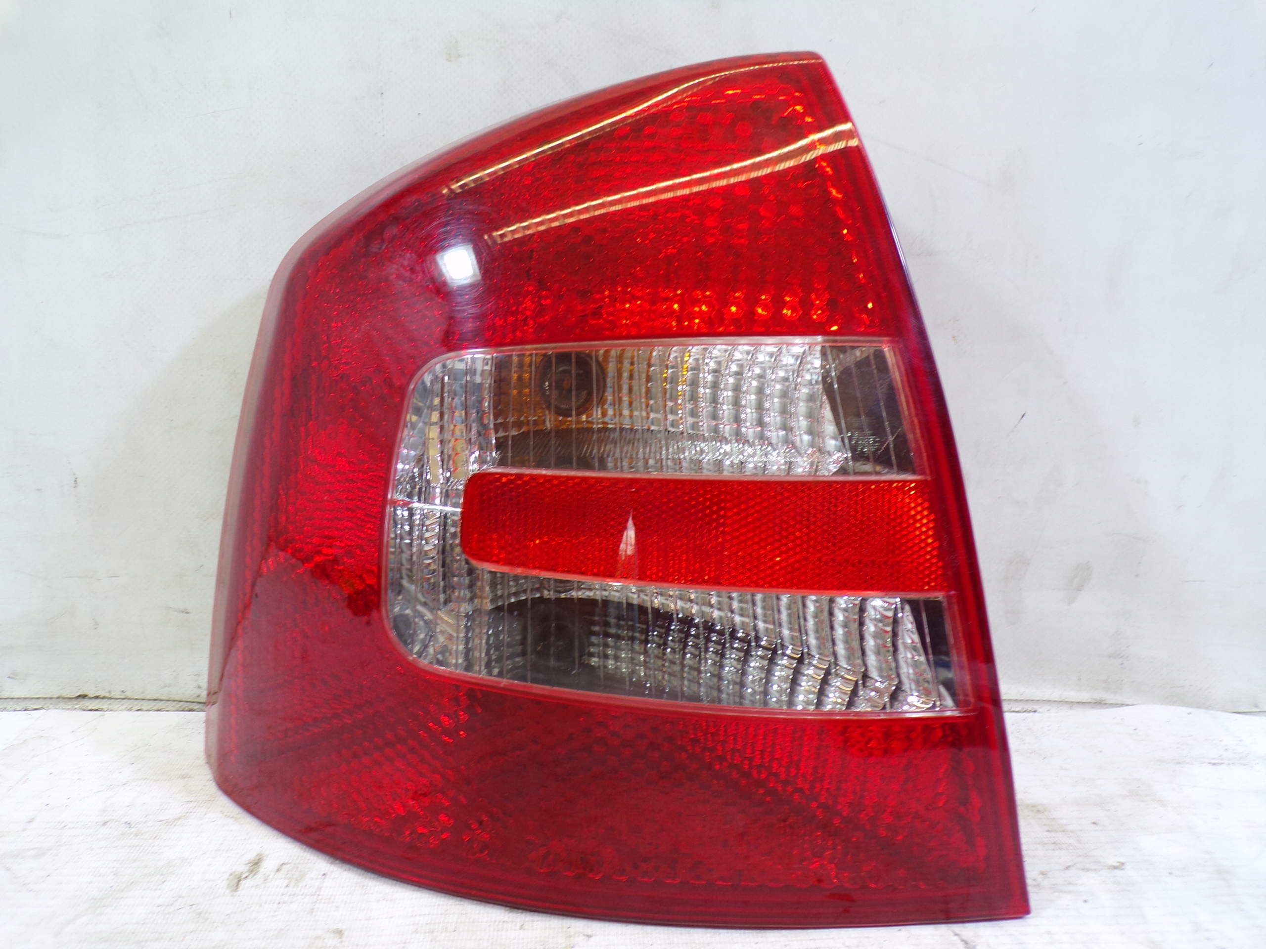 light rear rear part left SKODA OCTAVIA 2 II HB (1) (K1)