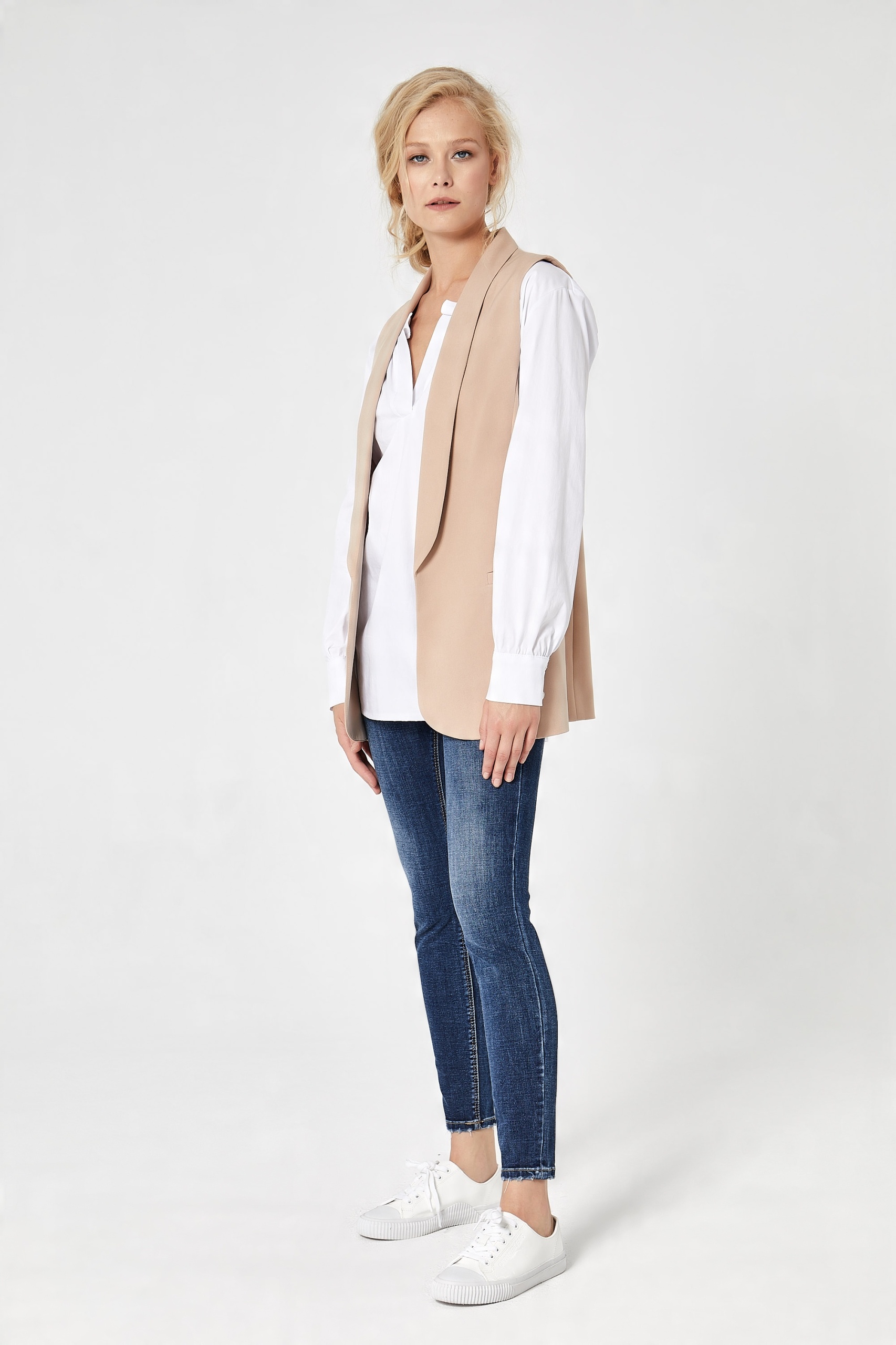 

Elegancka Kamizelka Beżowa 42 LU468