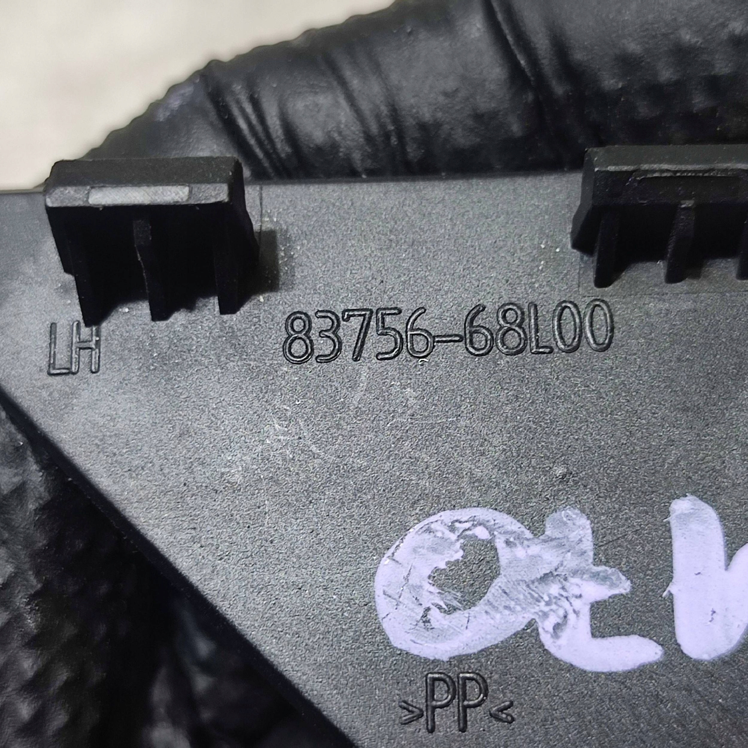 fedél bent far bal Suzuki Vitara (LY) 8375668L00