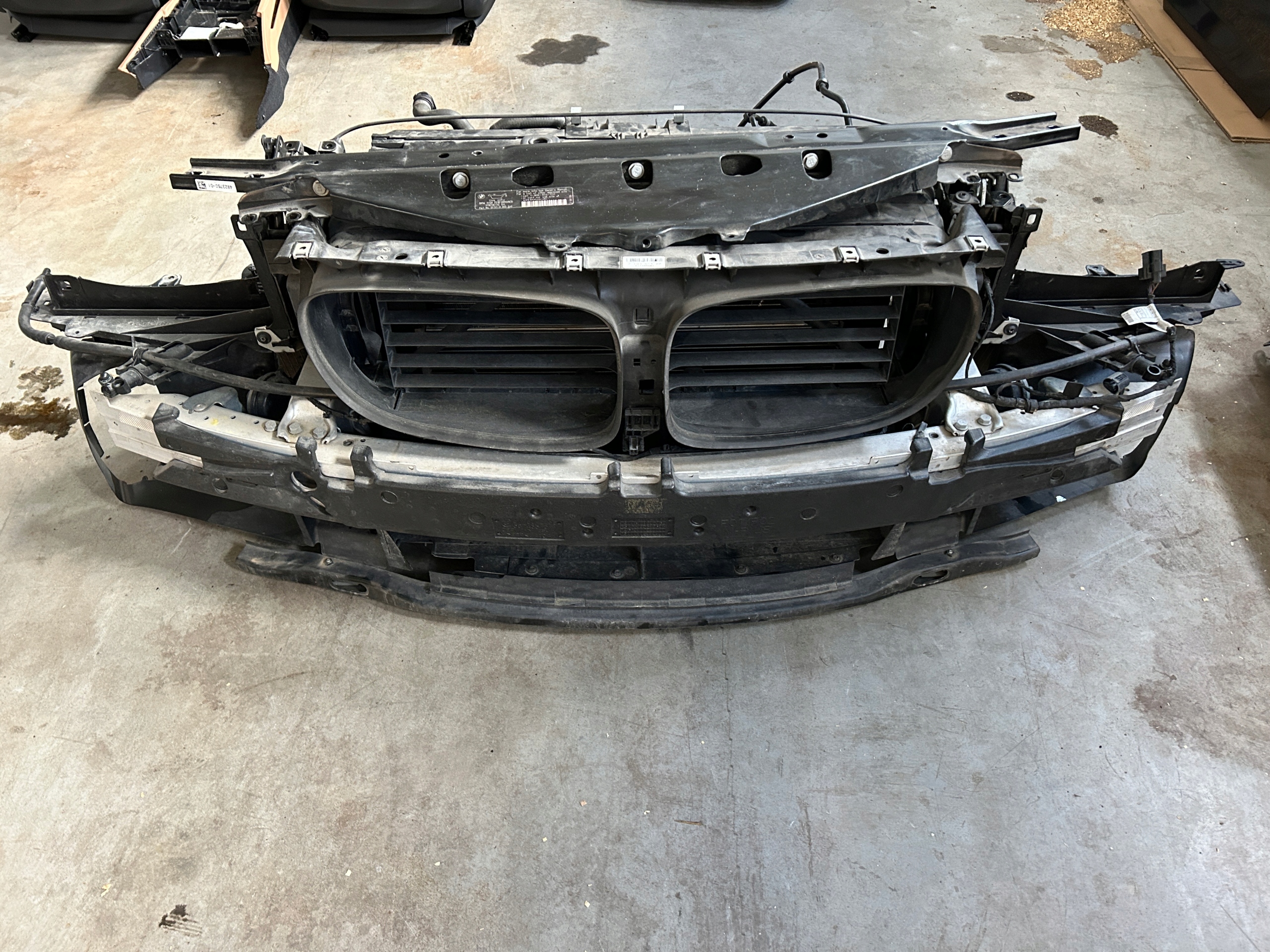 PAS PRZEDNI CHŁODNICE WZMOCNIENIE WIATRAK BMW 7 F01 F02 LCI LIFT 2014 USA M