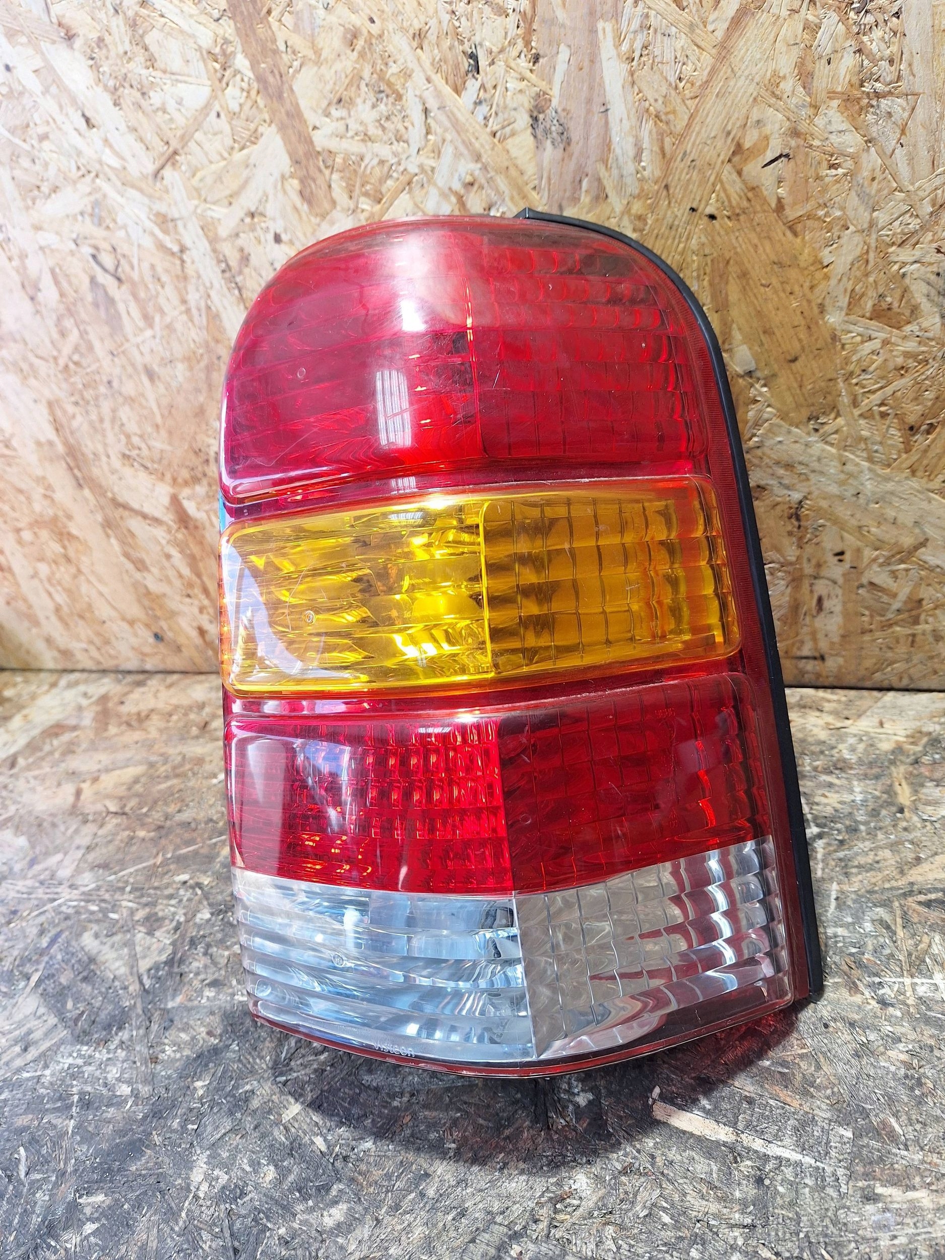 LAMPA PRAWA TYŁ FORD MAVERICK II ESCAPE 01-07 EUROPA