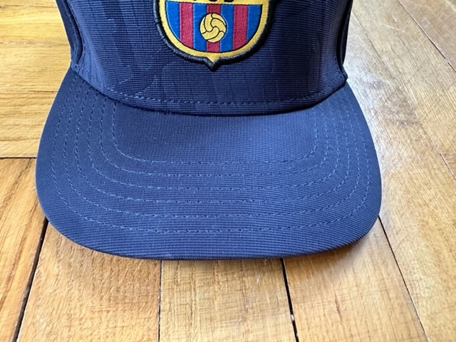 CZAPKA Z DASZKIEM FCB BARCA Rozmiar uniwersalny