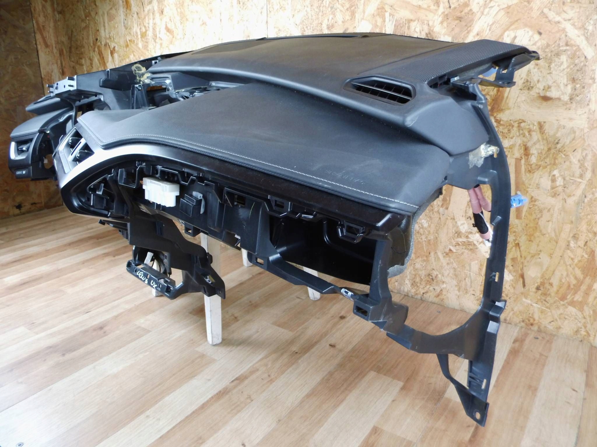 Lexus UX palubna doska kokpit airbag spolujazdca