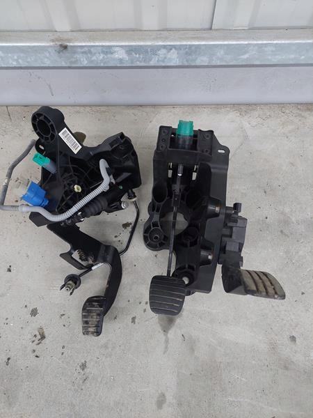 TRAFIC III VIVARO B PEDAŁY KOMPLET EUROPA