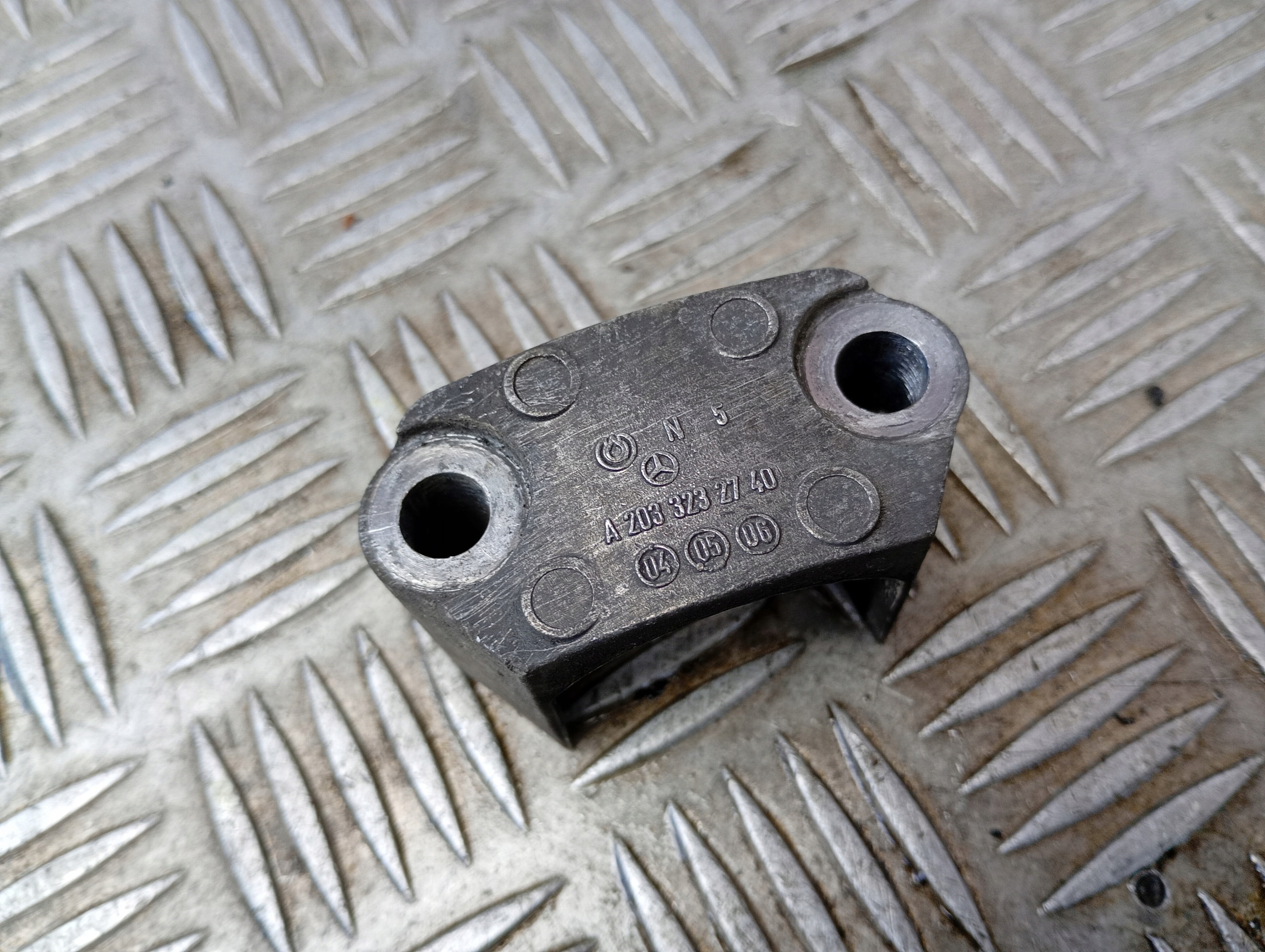 MERCEDES W203 Halter des stabilisators links oder rechts