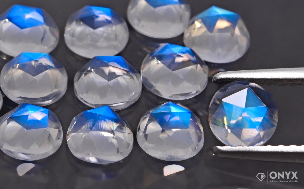 Měsíční kámen Aa fazetovaná růžice kulatá fi