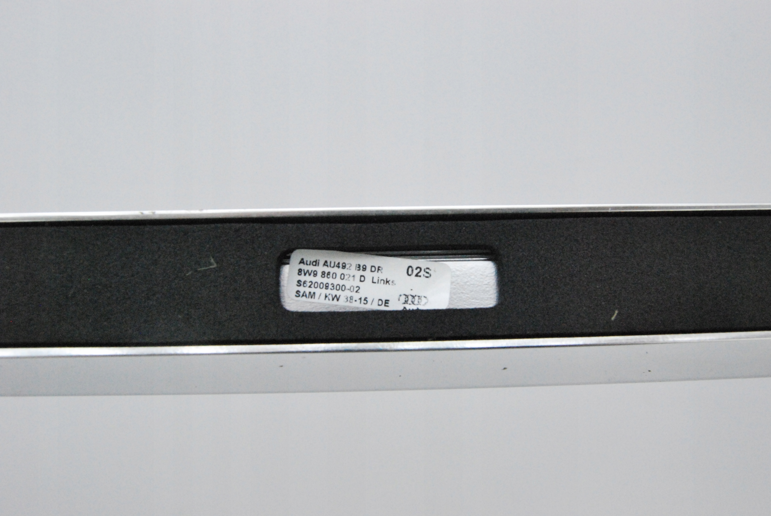 Reling dachowy lewy Audi A4 S4 Avant 8W9860021D Part number 8W9860021D