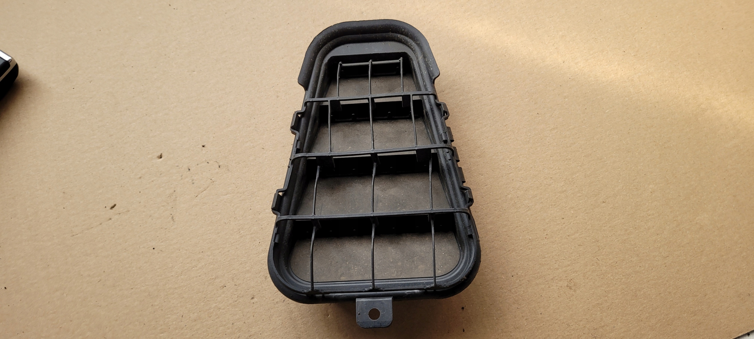 A6 C7 4G LIFT KRATKA WENTYLACYJNA BAGAŻNIKA TYŁ 4G5819181A