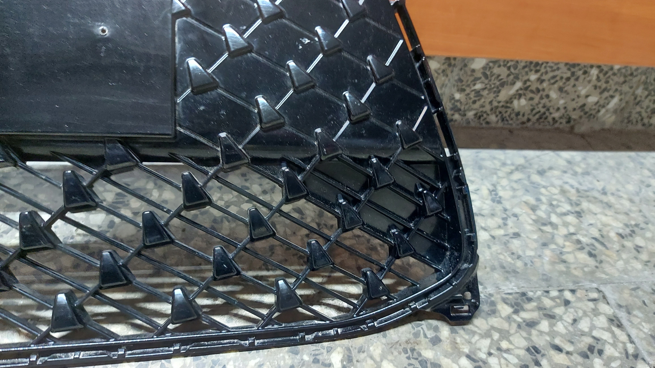 grid of a bumper central front front TOYOTA AYGO X 22