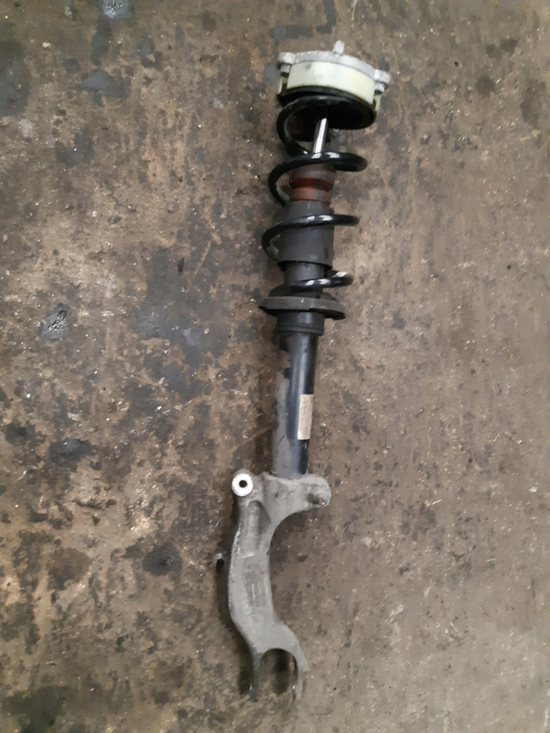 AUDI A4 B9 tlumič pravý předek pravý přední 8W0413031BA
