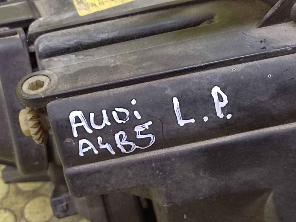 AUDI A4 B5 REFLEKTOR licht links vorne 8D0941003E