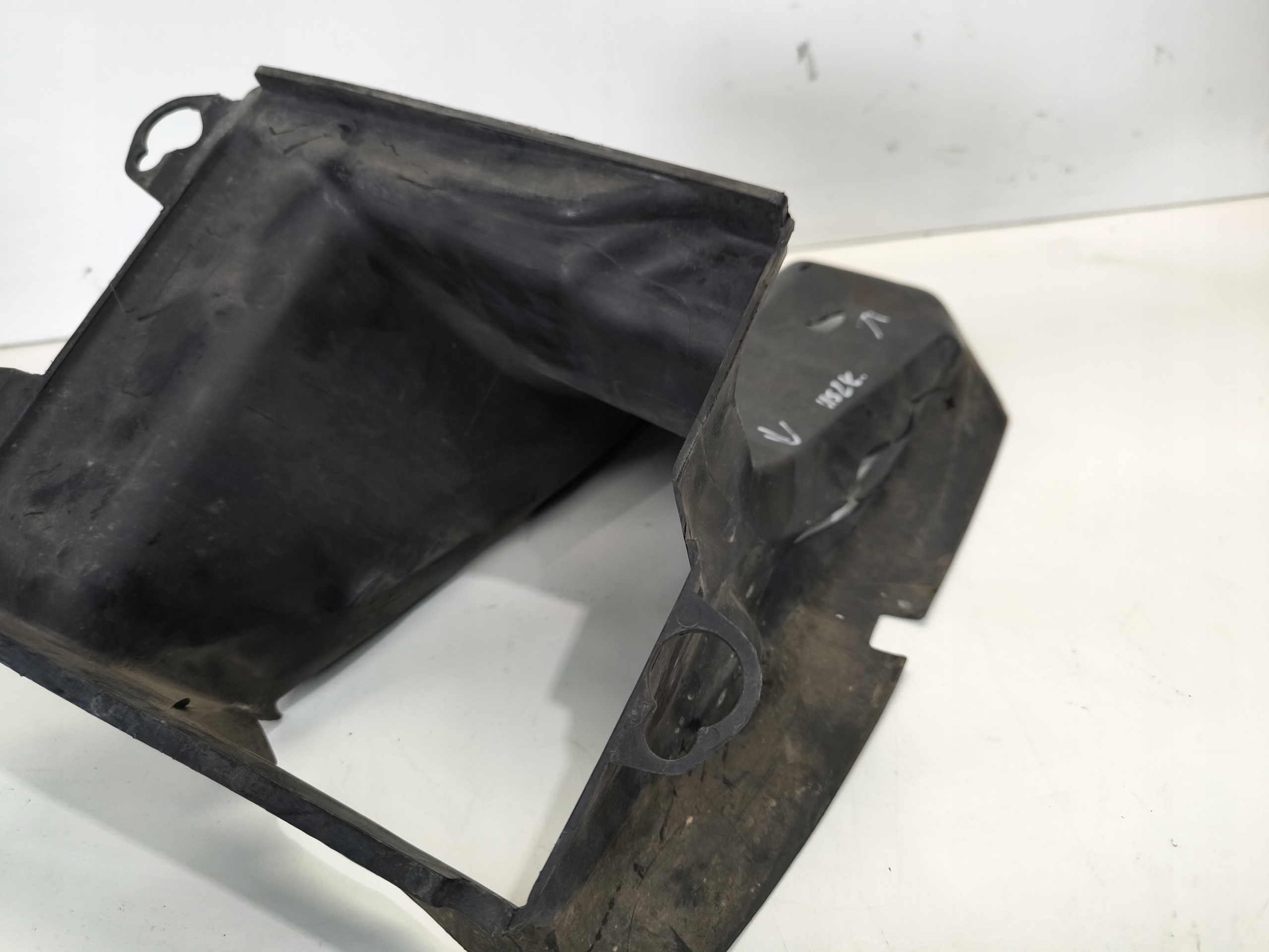 air duct air line left AUDI A6 C6 4F0145333M damaged !