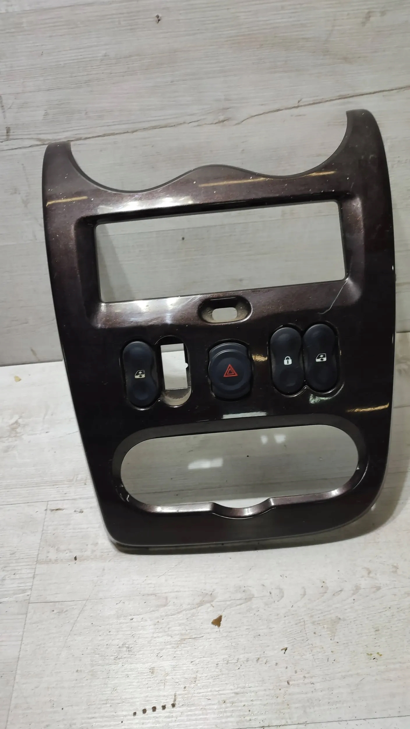 Dacia Sandero 2012 control panel frame of the dashboard