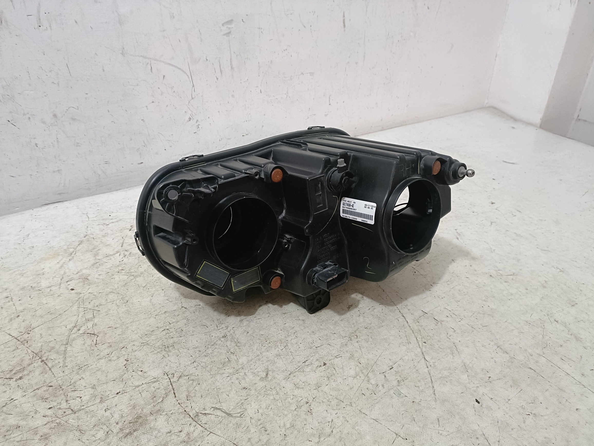 DODGE CHALLENGER 2019 REFLEKTOR light KSENON front right 68174066AC