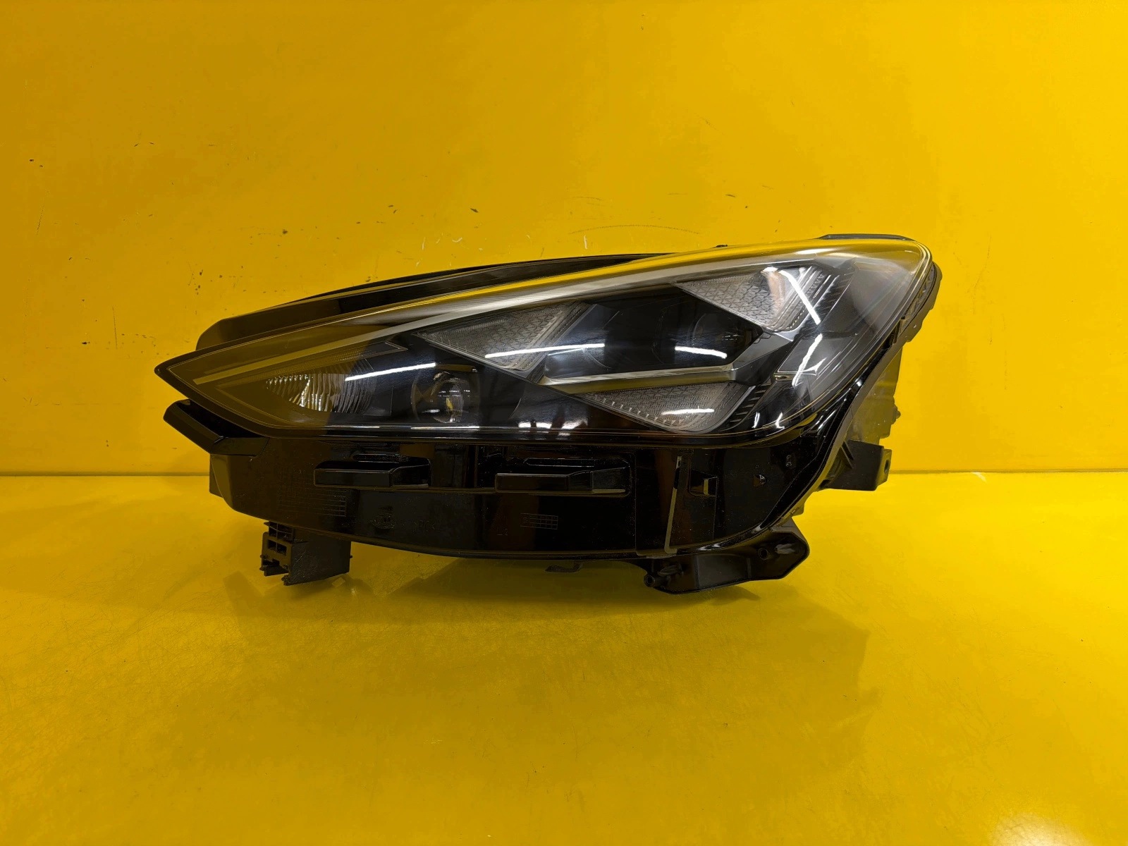 light left front Cupra Tavascan Full Led 11H941035E